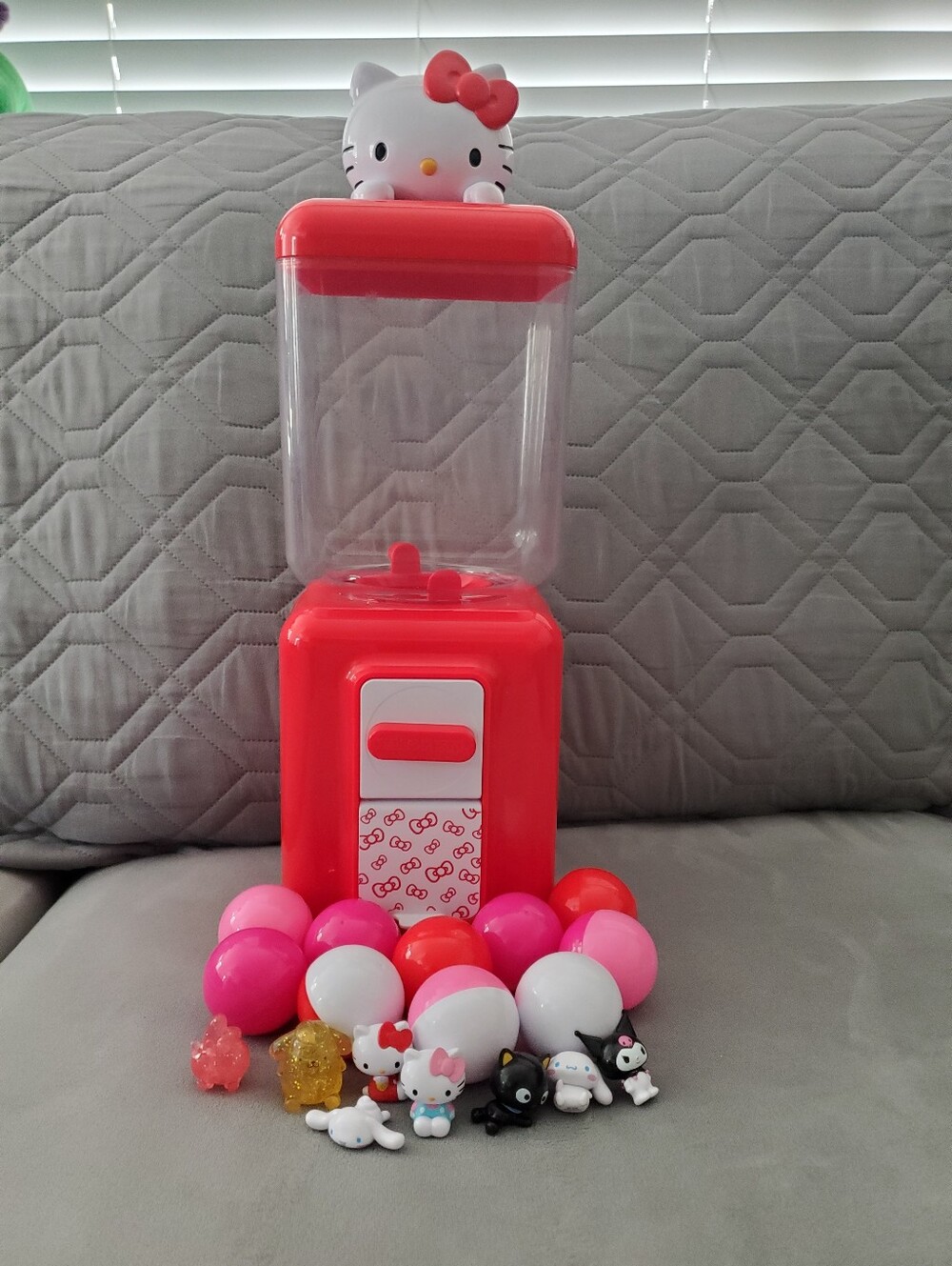 FAO Schwarz Hello Kitty and Friends Toy Vending Machine | Gumball Machine